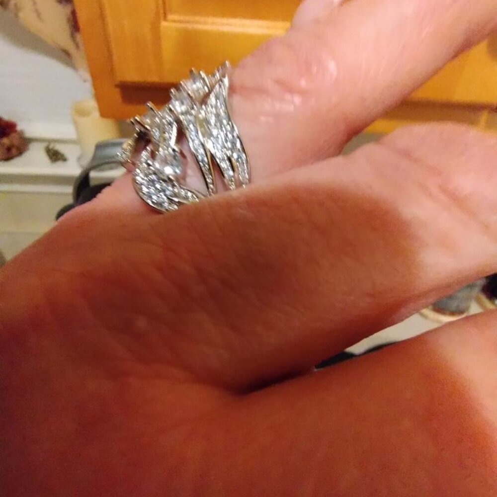 BEAUTIFUL DESIGN  (NIB) SILVER RING WITH RINSTONES - Picture 6 of 8